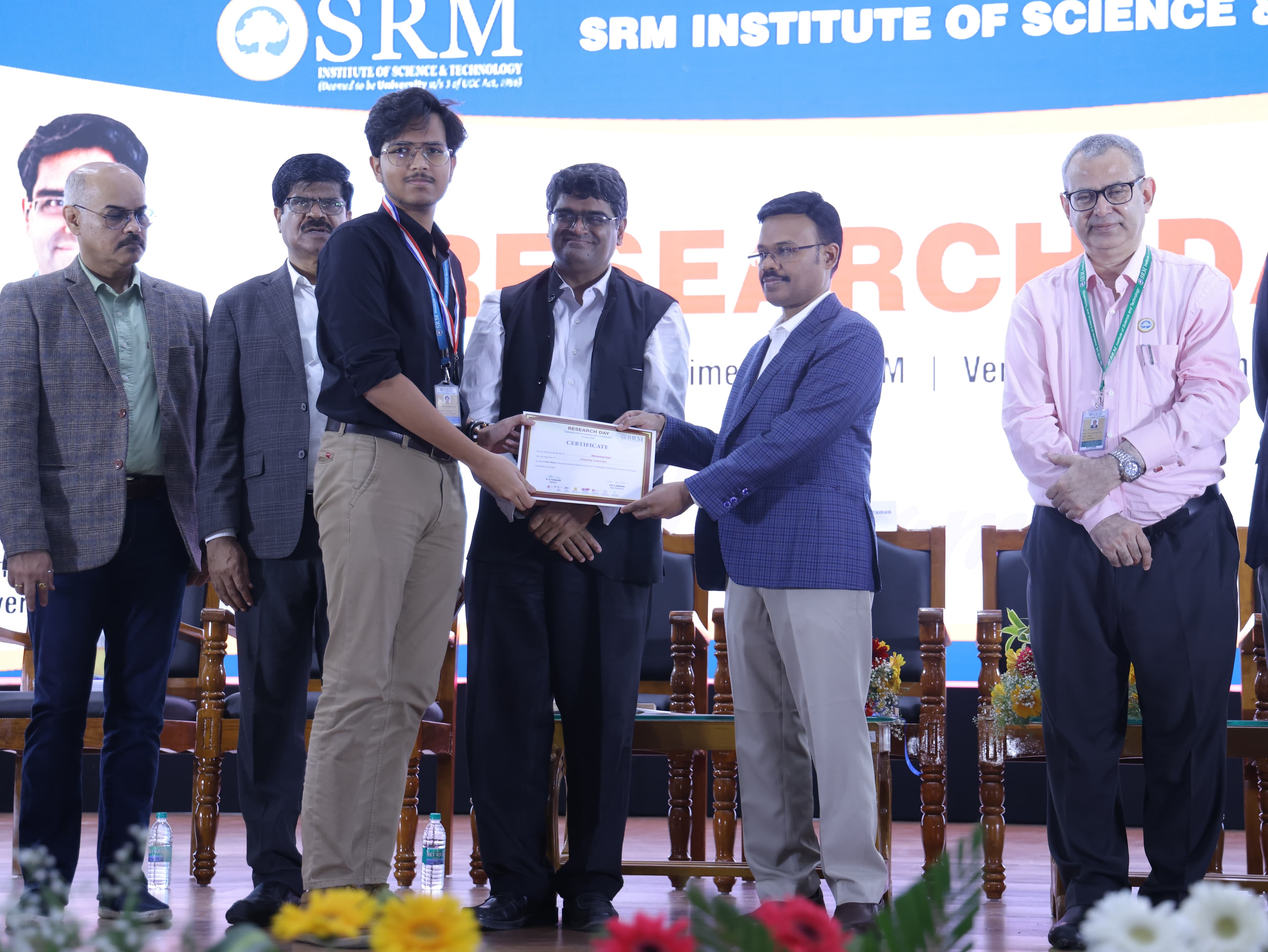 Mohammad Izaan receiving a Hypercompute HPC Hackathon prize